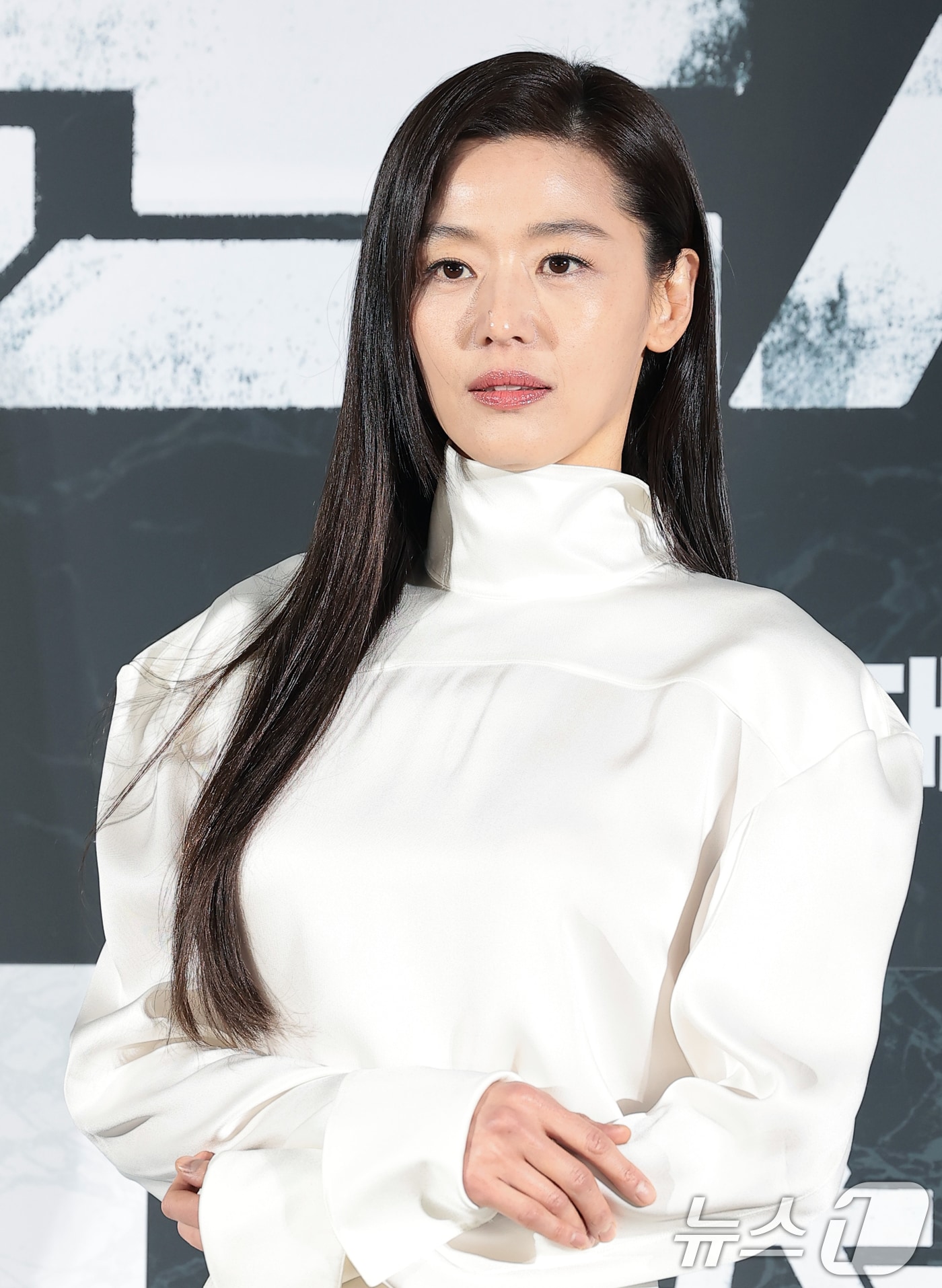 배우 전지현이 6일 서울 용산구 CGV용산아이파크몰에서 열린 영화 '군체'(감독 연상호) 제작보고회에 참석해 포즈를 취하고 있다. '군체'는 정체불명의 감염사태로 봉쇄된 건물 안, 고립된 생존자들이 예측할 수 없는 형태로 진화하는 감염자들에 맞서 벌이는 사투를 그린 작품이다. 2026.4.6 ⓒ 뉴스1 권현진 기자