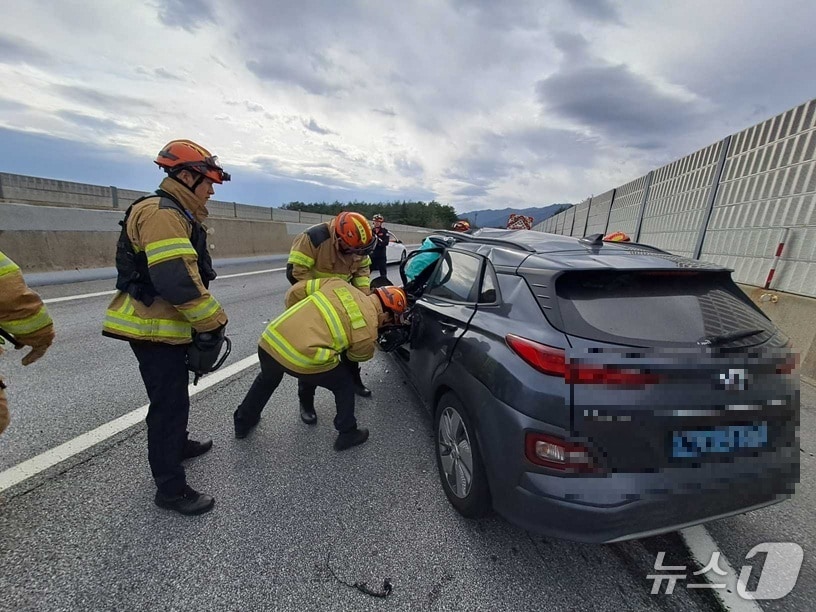 6일 오전 강원 강릉시 구정면 동해고속도로 교통사고 현장.(강원도소방본부 제공, 재판매 및 DB 금지) 2026.4.76/뉴스1