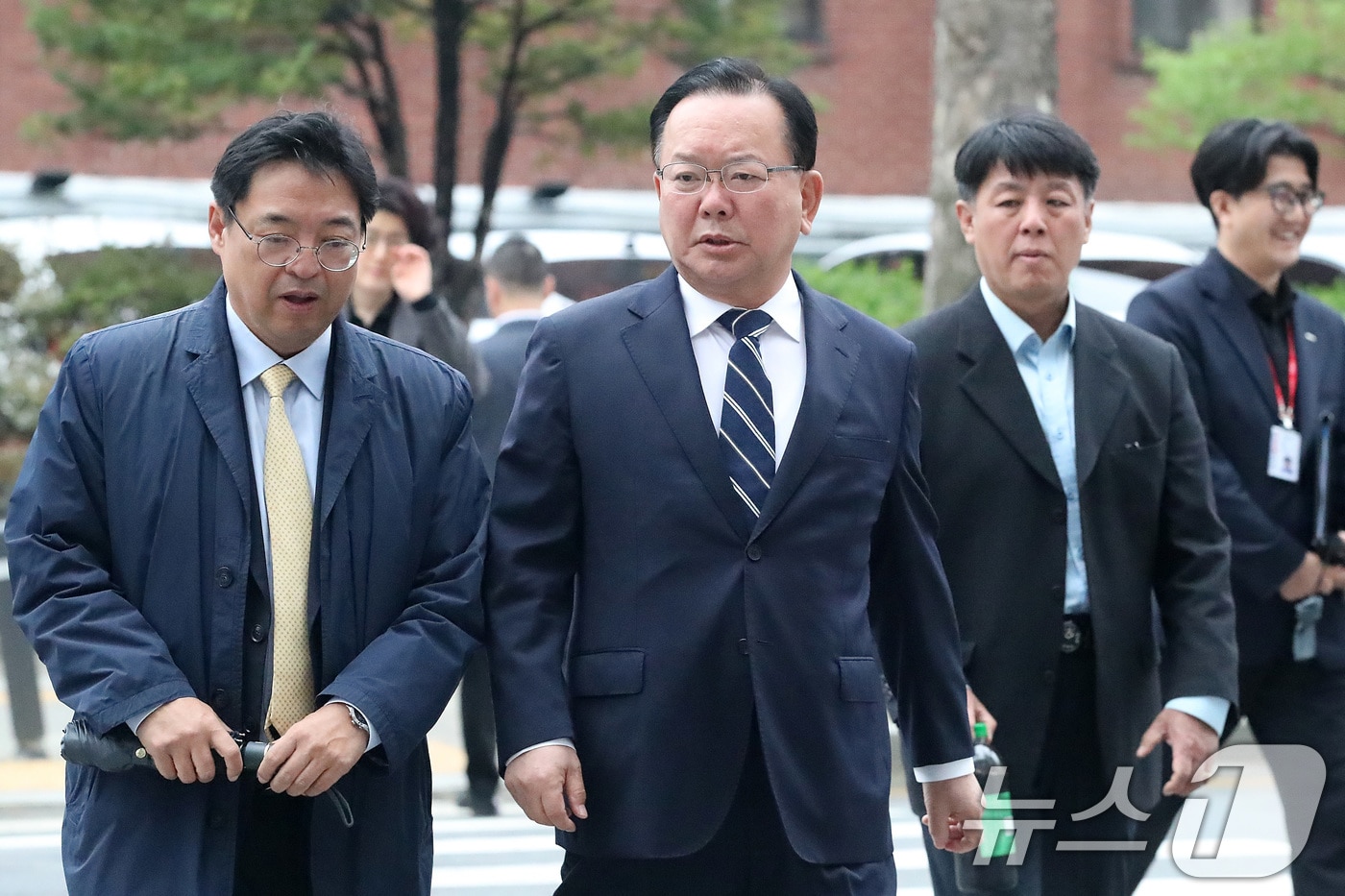 6·3 지방선거 대구시장 출마를 선언한 김부겸 전 국무총리가 6일 대구 중구의 한 지역 기자 간담회 장소로 이동하고 있다. 2026.4.6 ⓒ 뉴스1 공정식 기자