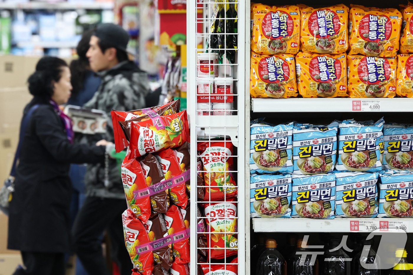 6일 서울의 한 대형마트에 라면과 과자가 진열되어 있다.2026.4.6 ⓒ 뉴스1 임지훈 인턴기자