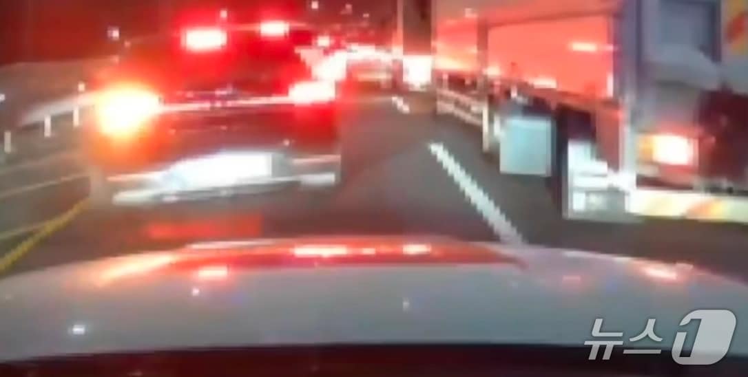 지난 2일 오후 7시50분쯤 경주에서 울산으로 위급한 산모를 에스코트 해주고 있는 경찰차의 블랙박스 영상 캡쳐.(경북경찰청 제공.재판매 및 DB 금지)2026.4.6/뉴스1