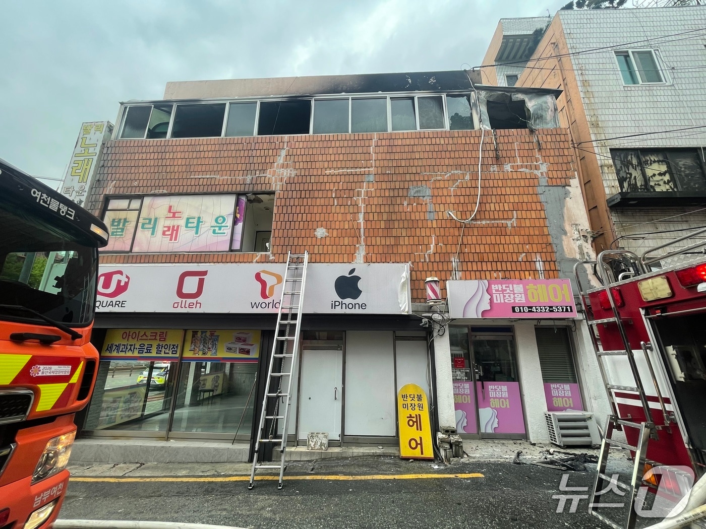 울산 소방이 6일 남구 야음동의 한 건물에서 난 불을 진화하고 있다.(울산소방본부 제공. 재판매 및 DB금지)/뉴스1