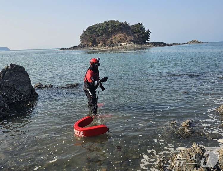 지난 5일 선재도 딴두부리섬에 고립된 20대 여성 2명을 구조하기 위해 영흥파출소 경찰관이 입수하고 있다.(인천해경서 제공. 재배포 및 DB금지)2026.4.6/뉴스1