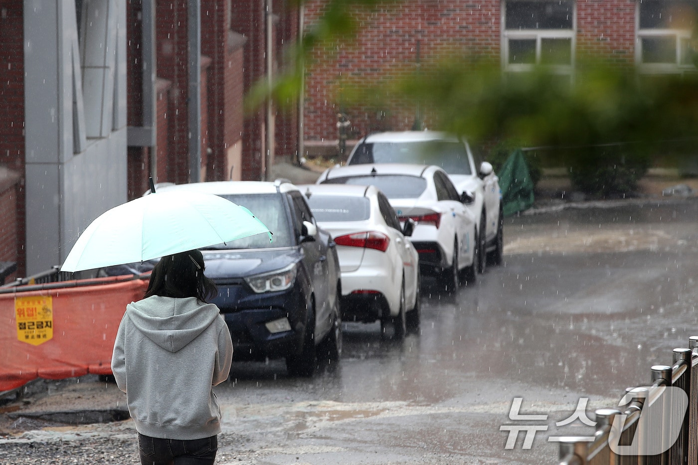 지난 6일 오후 기능경기대회가 열린 대구공업고에 봄비와 함께 갑자기 우박이 쏟아졌다. 2026.4.6 ⓒ 뉴스1 공정식 기자