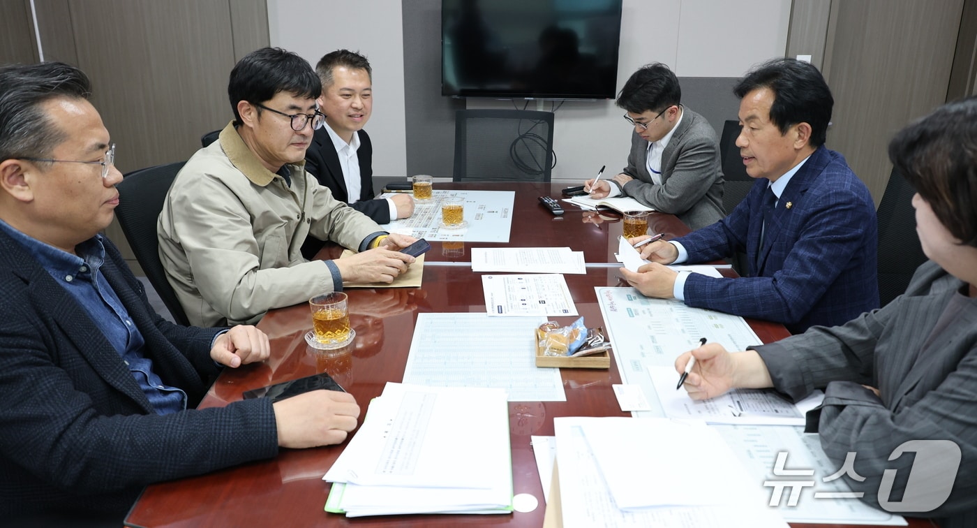 지난 2일 국회 의원회관에서 진보당 윤종오 의원과 현대자동차 전략기획실 관계자들이 면담을 하고 있다. (윤종오 의원실 제공. 재판매 및 DB 금지) /뉴스1