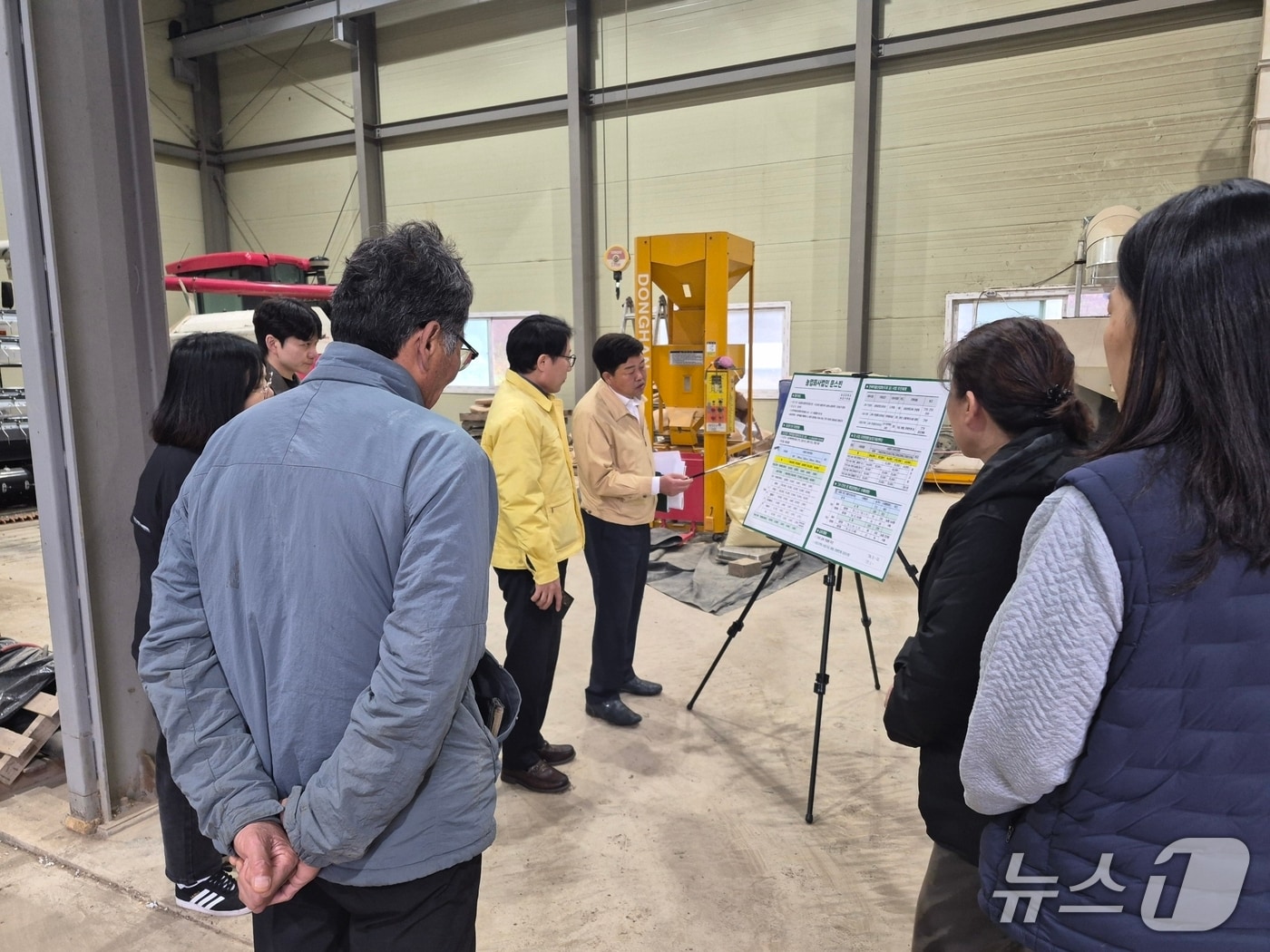 6일 이경영 전북 진안군수 권한대행이 주요 사업장을 방문해 사업 진행 상황, 안전관리 실태, 주민 편의 확보 방안 등을 점검하고 있다.(진안군제공, 재판매 및 DB금지)2026