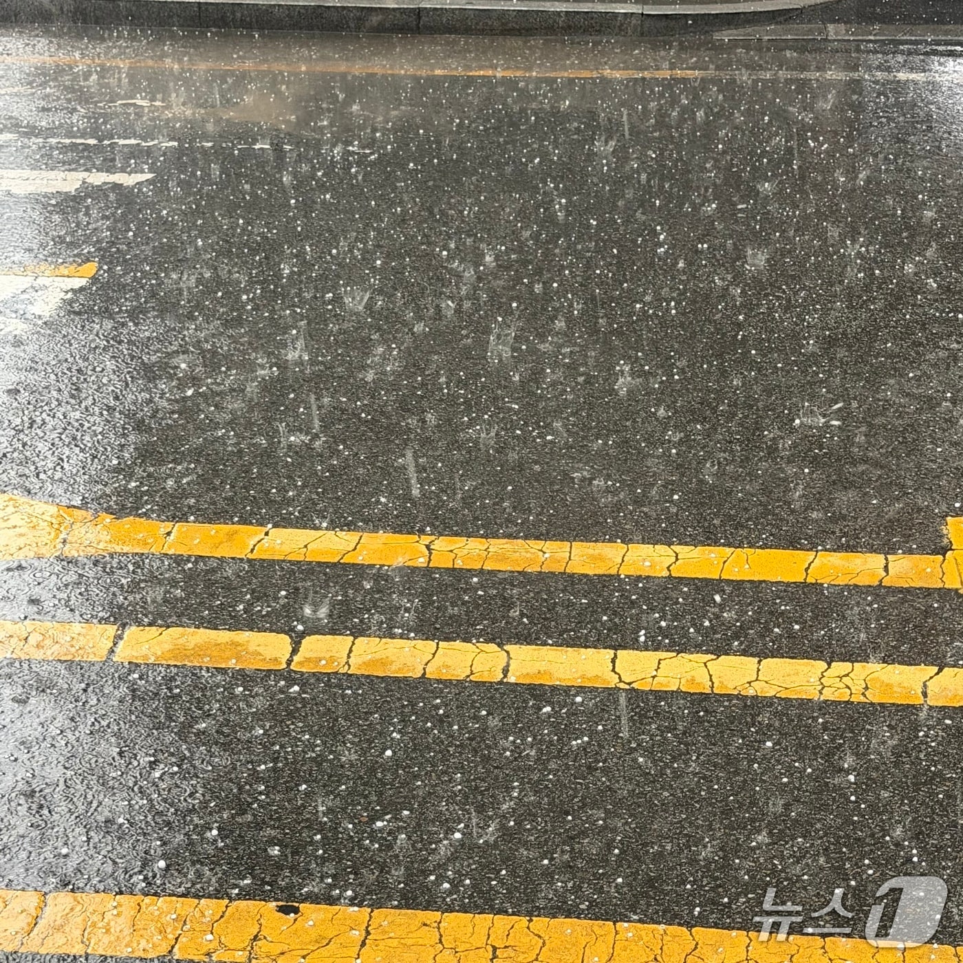 6일 오후 광주 한 도로에 우박이 내리는 모습.(사진=독자 제공. 재판매 및 DB 금지) 2026.4.6