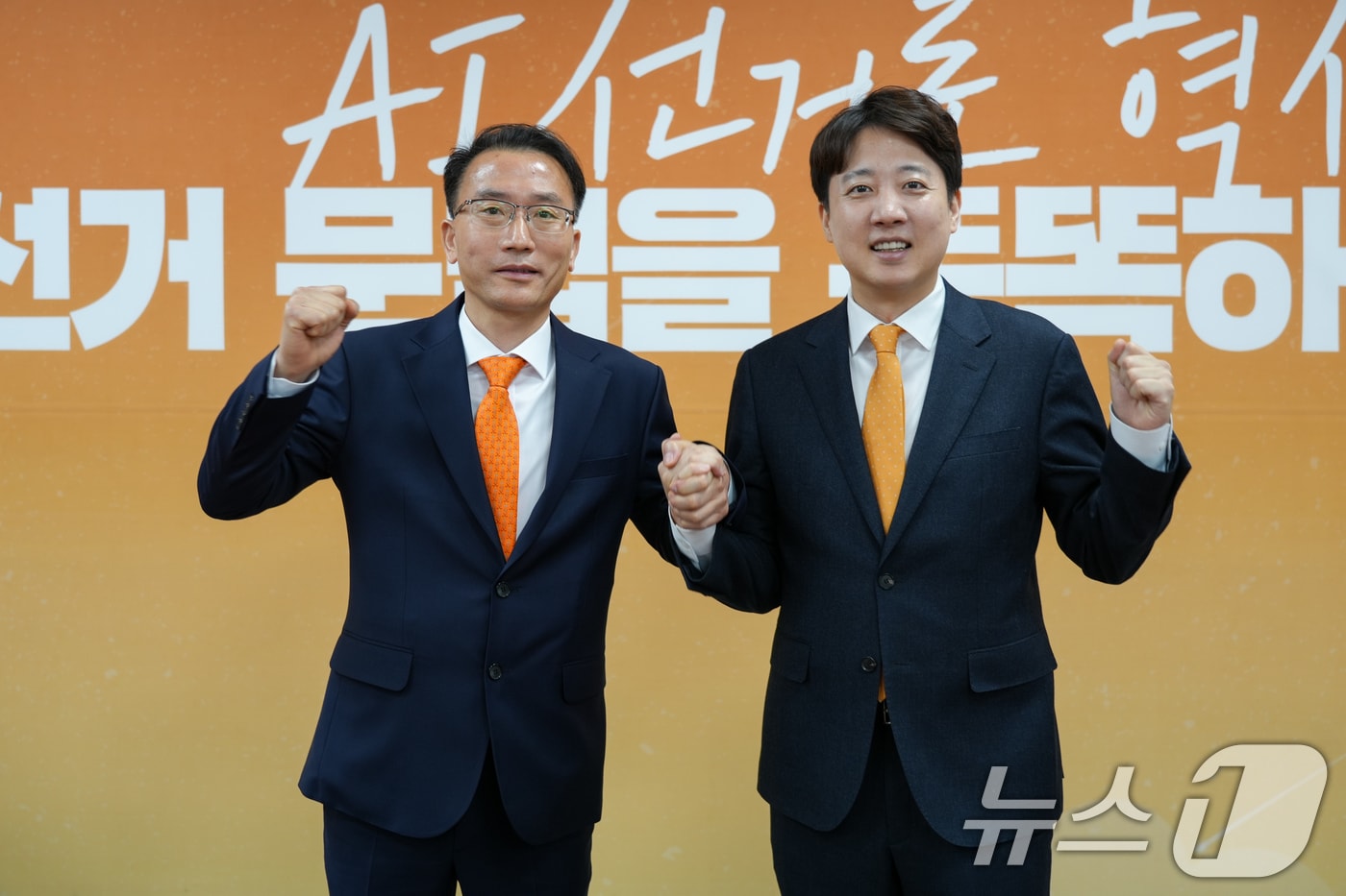 이준석 개혁신당 대표가 6일 서울 여의도 국회에서 강명상 전 국민의힘 경남도당 부위원장 인재영입식 후 기념 촬영을 하고 있다. (개혁신당 제공. 재판매 및 DB 금지) 2026.4.6 ⓒ 뉴스1 유승관 기자