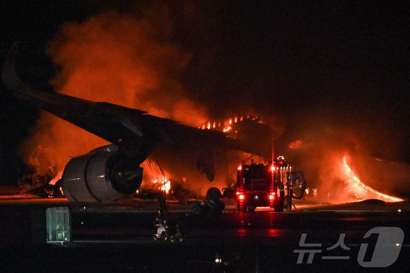 지난 2024년 1월2일 오후 일본 하네다공항 활주로 착륙하던 일본항공(JAL) 소속 항공기가 해상보안청 항공기와 충돌해 화재가 발생했다. ⓒ AFP=뉴스1
