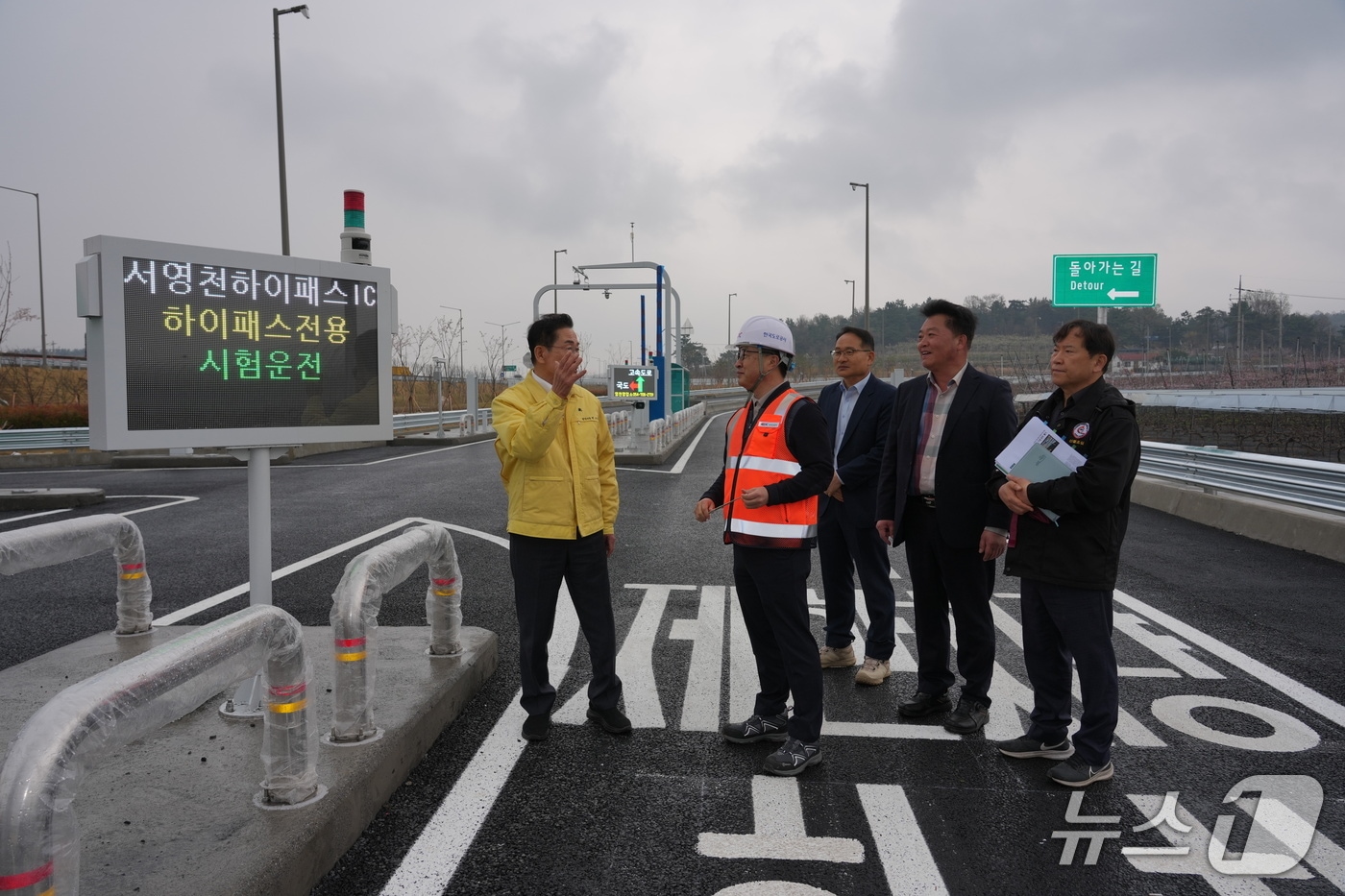 최기문 영천시장이 6일 마무리 작업이 한창인 서영천 하이패스IC  현장을 점검했다. (영천시 제공. 재판매 및 DB금지)/뉴스1