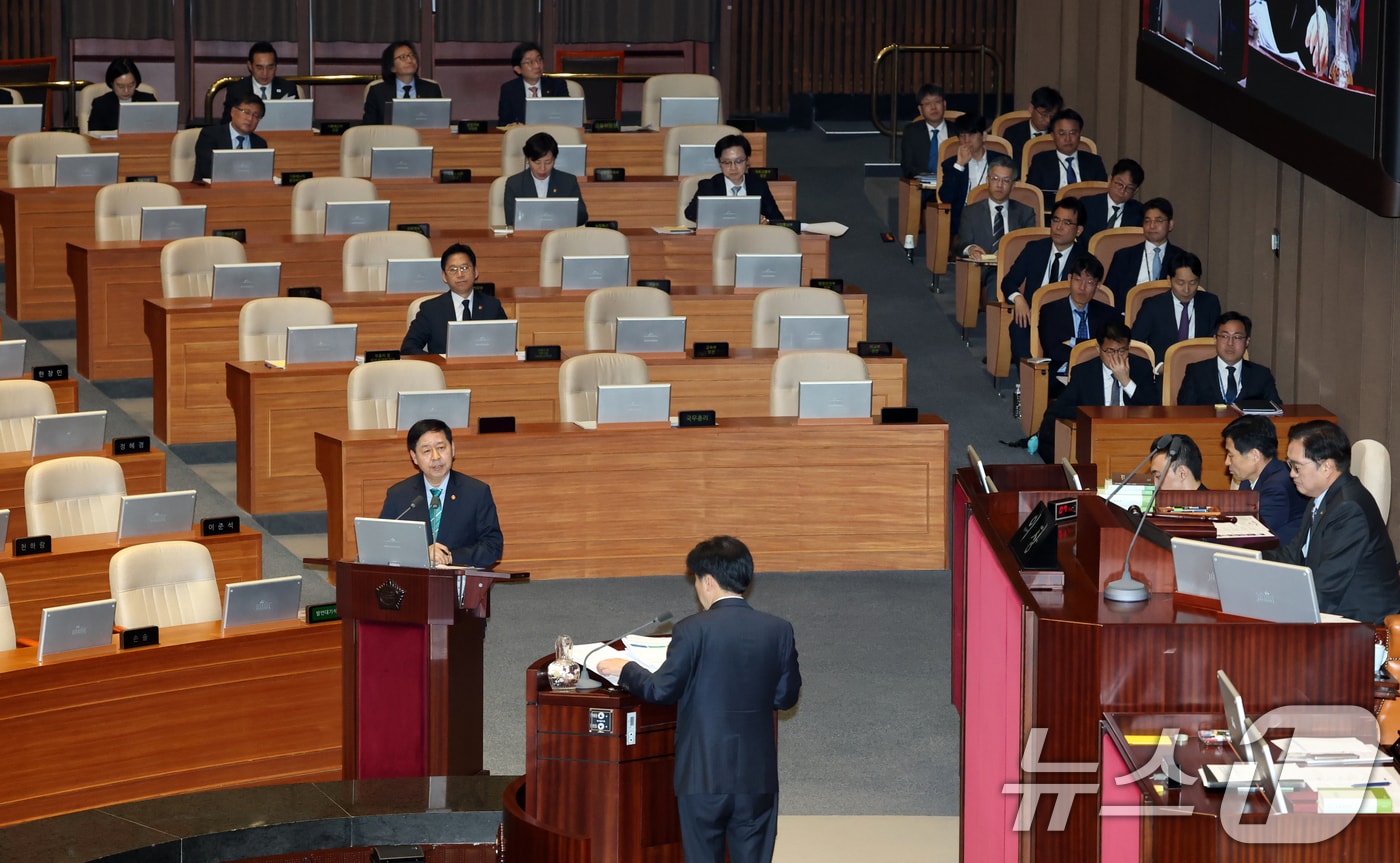 구윤철 부총리 겸 재정경제부 장관이 지난 6일 서울 여의도 국회에서 열린 제434회국회(임시회) 제2차 본회의 경제분야 대정부질문에서 오기형 더불어민주당 의원의 질의에 답변하고 있다. 2026.4.6 ⓒ 뉴스1 이승배 기자