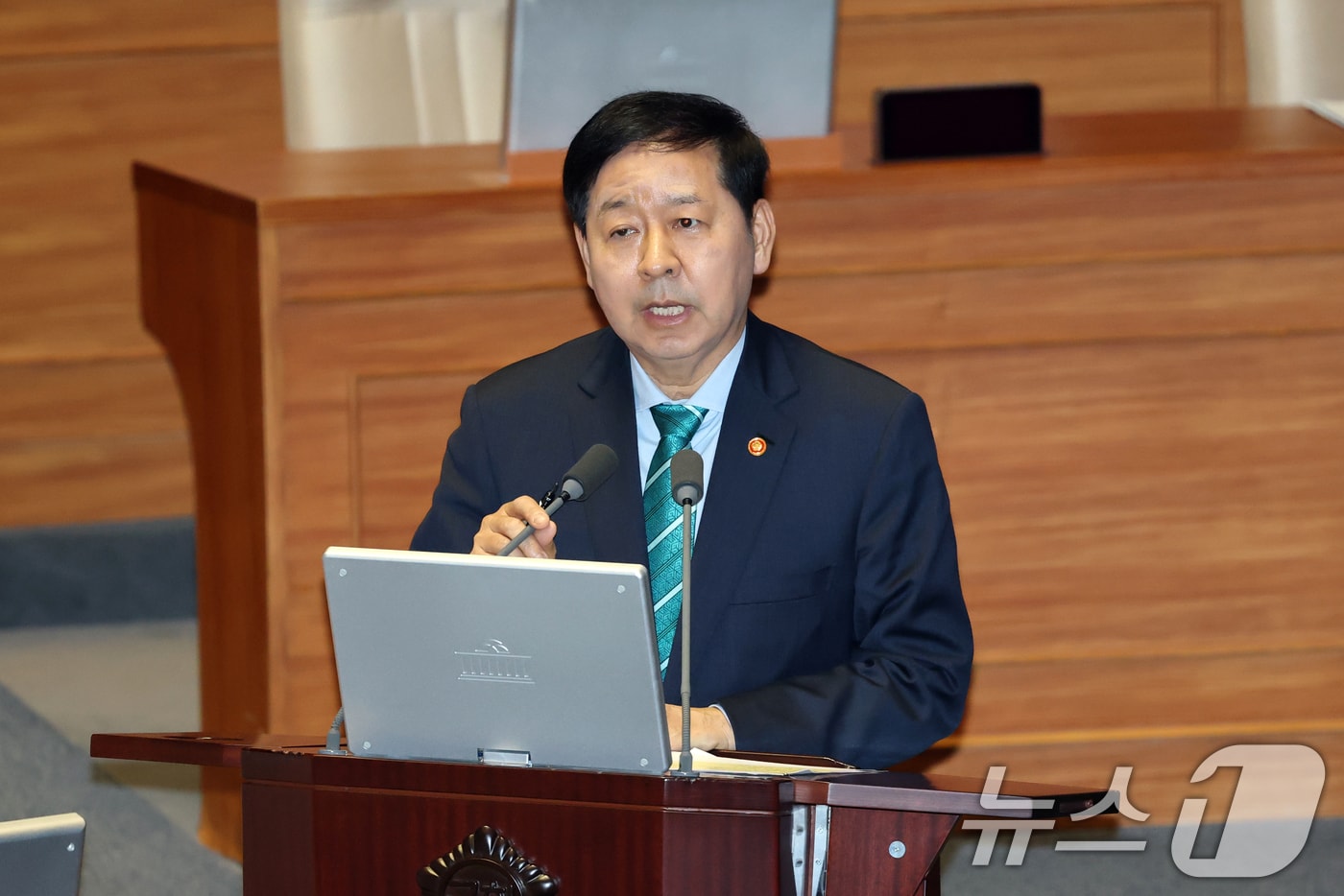 구윤철 부총리 겸 재정경제부 장관이 6일 서울 여의도 국회에서 열린 제434회국회(임시회) 제2차 본회의 경제분야 대정부질문에서 오기형 더불어민주당 의원의 질의에 답변하고 있다. 2026.4.6 ⓒ 뉴스1 이승배 기자