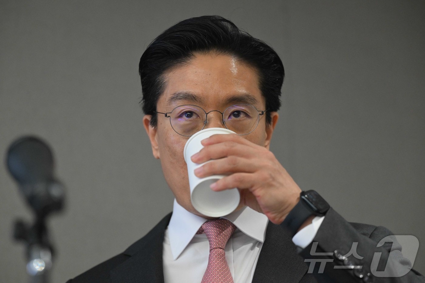 전인석 삼천당제약 대표가 6일 오후 서울 서초구 삼천당제약 본사에서 열린 SCD 2026 기자회견에서 취재진 질문을 경청하던 중 물 마시고 있다. (공동취재) 2026.4.6 ⓒ 뉴스1 황기선 기자