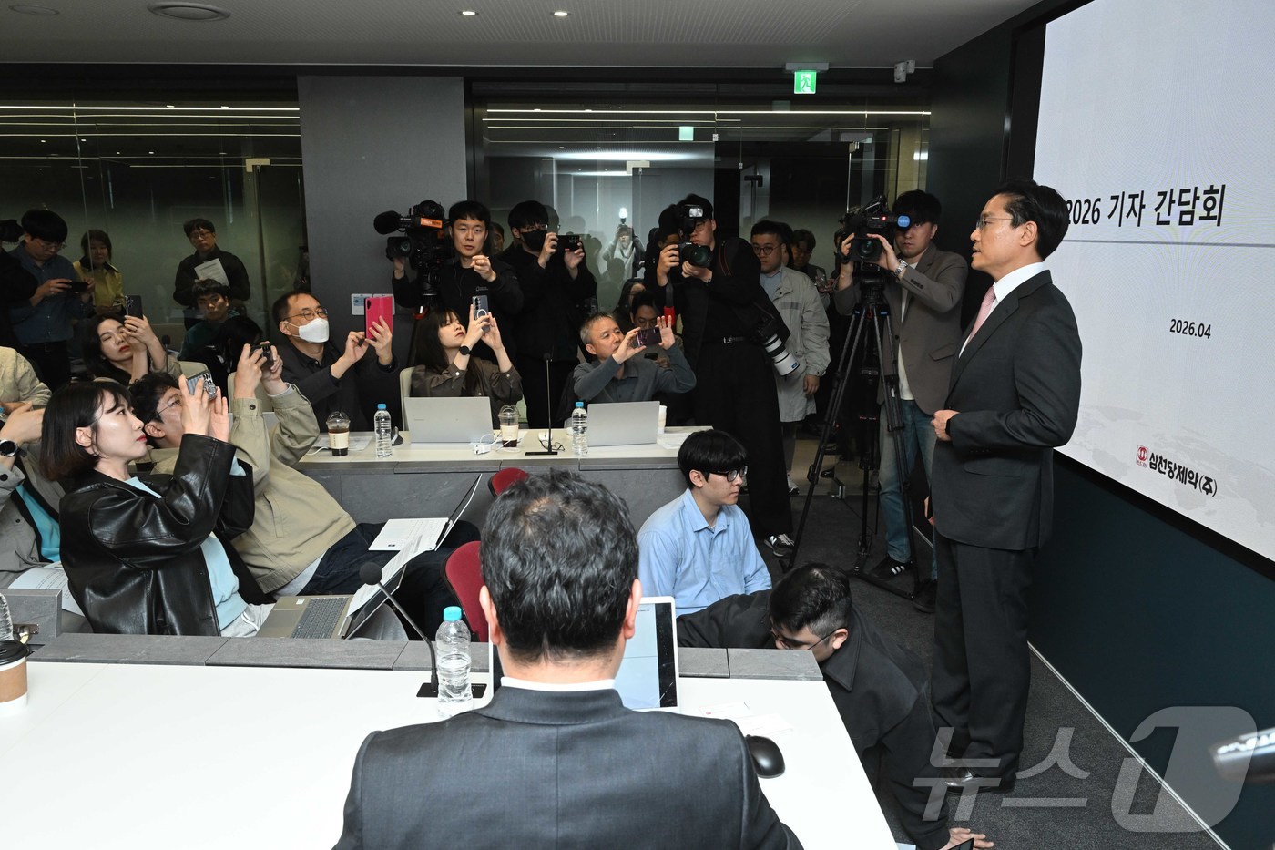 전인석 삼천당제약 대표가 6일 오후 서울 서초구 삼천당제약 본사에서 열린 SCD 2026 기자회견에서 취재진 질문에 답변을 하고 있다. (공동취재) 2026.4.6 ⓒ 뉴스1 황기선 기자