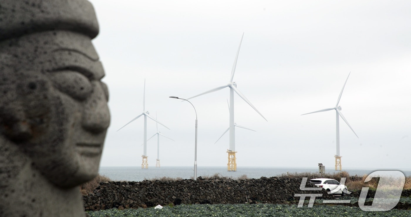 제주시 한림읍 해안도로에서 바라본 한림해상풍력발전기.2026.4.6 ⓒ 뉴스1 고동명 기자