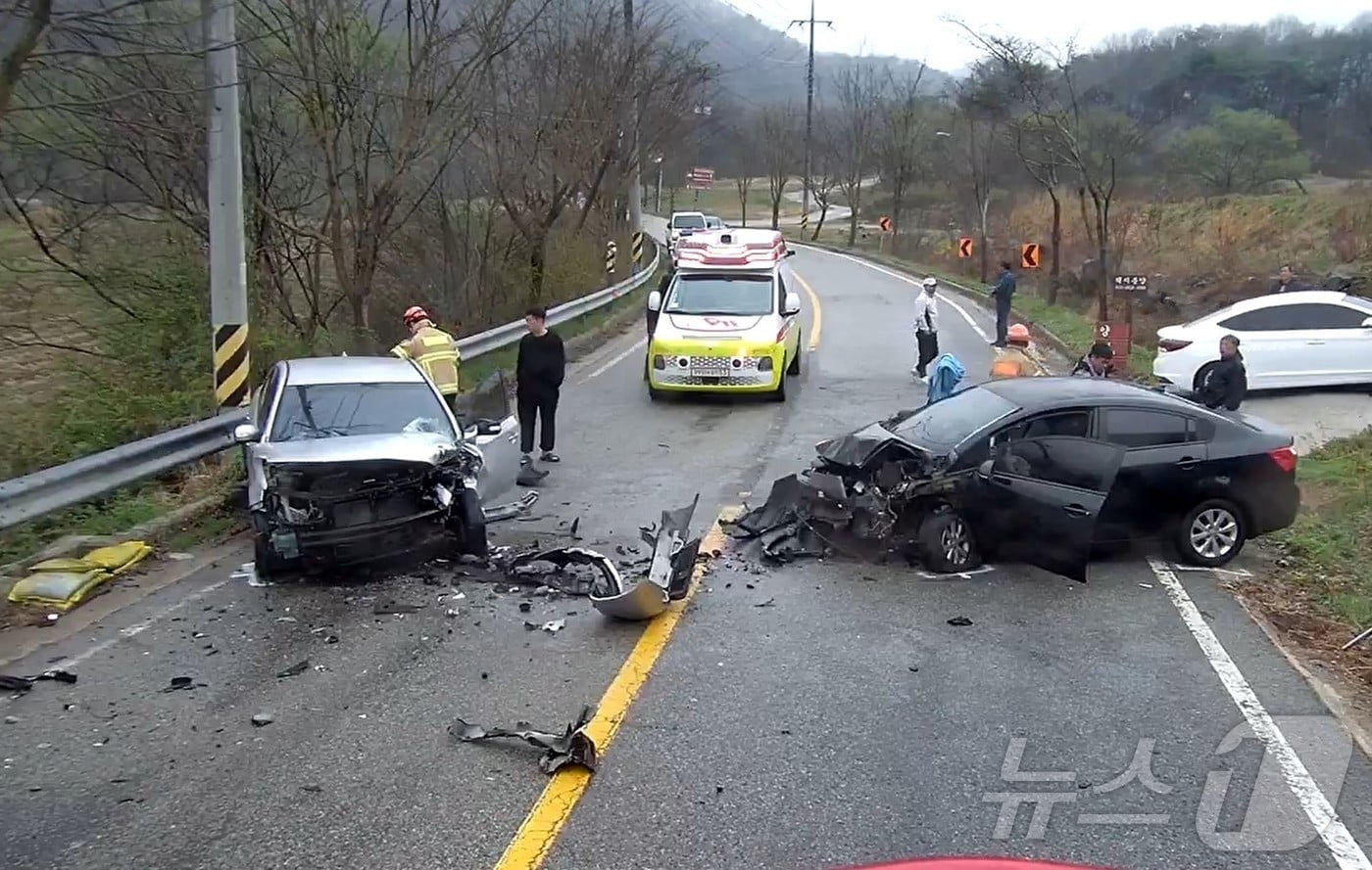 6일 오후 1시 10분께 전북 순창군 쌍치면의 한 도로에서 승용차 2대가 충돌하는 사고가 발생했다.(전북소방본부 제공. 재판매 및 DB금지) ⓒ 뉴스1 문채연 기자