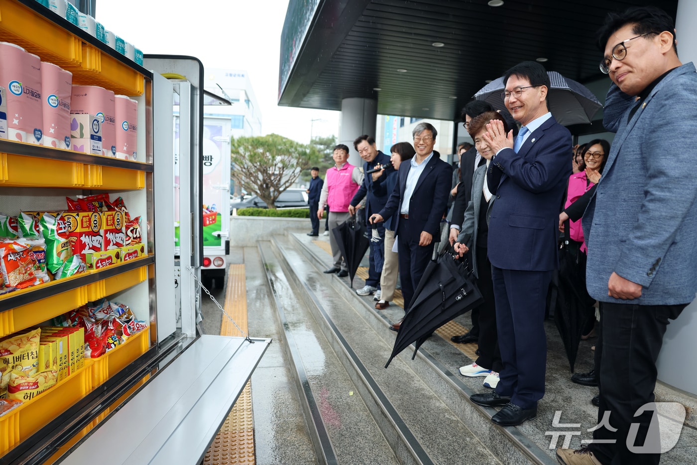 전북 고창군이 6일 오후 신림면 농암마을에서 '고창동네점빵' 첫 현장 판매를 진행했다.(전북 고창군 제공. 재판매 및 DB금지)