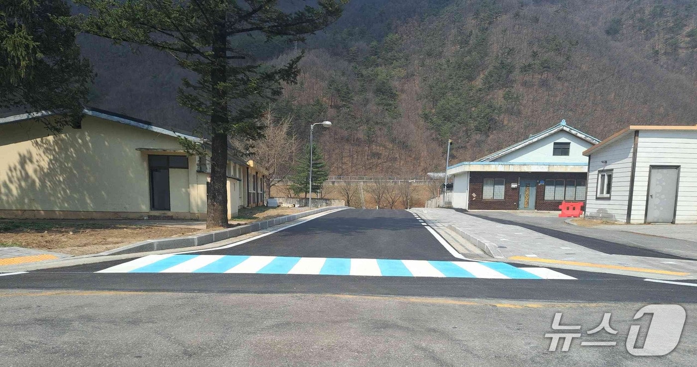 강원 영월군이 최근 산솔면 석항리 옛 영월초교 연상분교 인근에 1억여 원을 들여 길이 112m·폭 6m의 도시계획도로를 개설했다. (영월군 제공. 재판매 및 DB금지) 2026.4.6/뉴스1