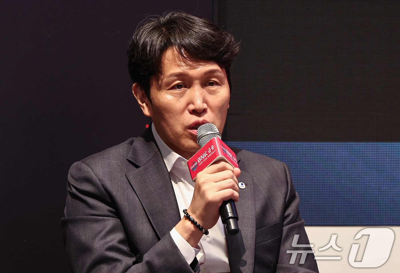 위성우 감독, 14년 만에 우리은행 벤치 떠나 총감