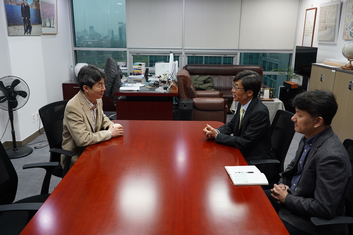 송상교 진실·화해를위한과거사정리위원회(진실화해위) 위원장이 6일 국회를 방문해 윤건영 더불어민주당 의원과 대화하는 모습.(진실화해위 제공)