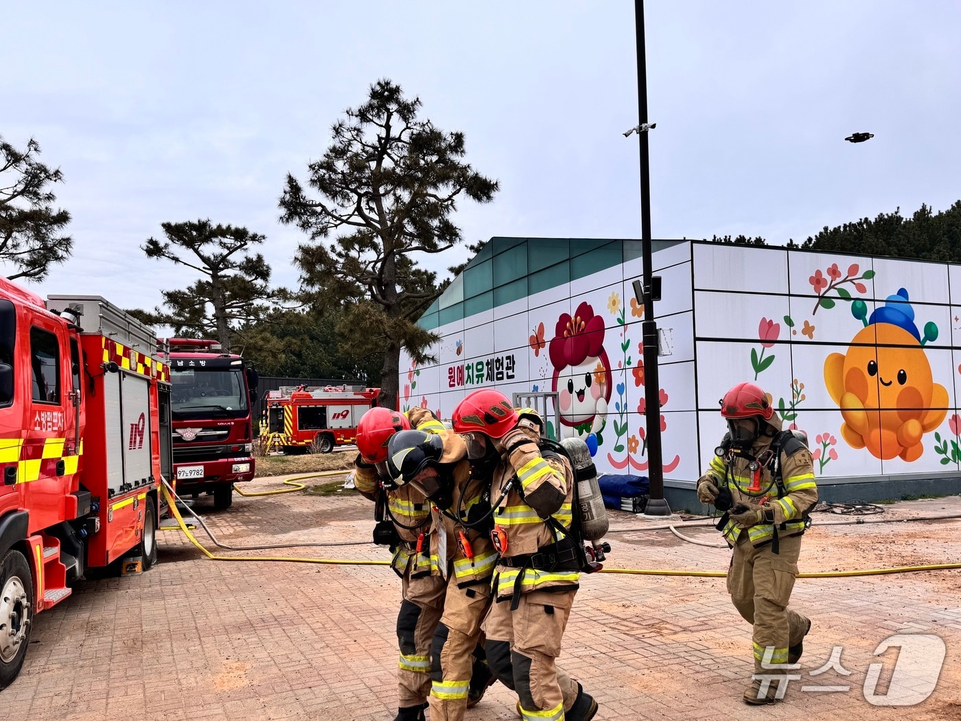 태안국제원예치유박람회를 앞두고 충남소방본부가 안전사고 대비를 위한 사전 훈련을 실시 중인 모습.(충남소방본부 제공, 재판매 및 DB금지) / 뉴스1 