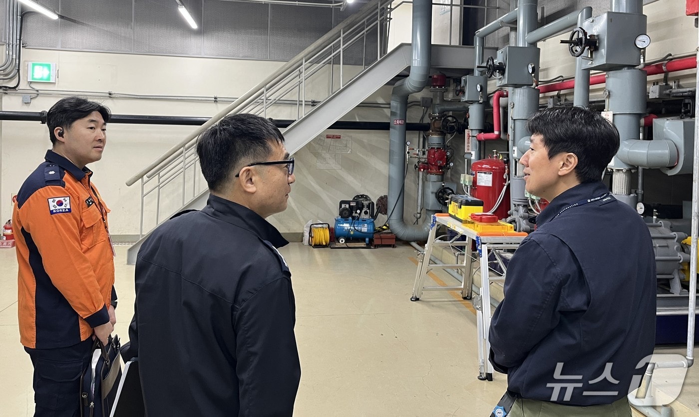 경기도북부소방재난본부 직원이 BTS 월드투어 공연을 앞두고 점검하고 있다.(경기북부소방 제공. 재판매 및 DB 금지)/뉴스1