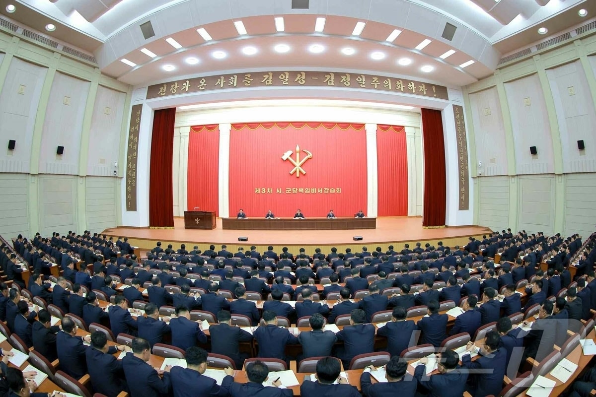 (평양 노동신문=뉴스1) = 북한 노동당 기관지 노동신문은 7일 "당 제9차 대회가 제시한 웅대한 투쟁강령을 높이 받들고 혁명의 새로운 발전국면을 열어나가기 위한 전인민적 진군이 개시된 중대한 시기에 제3차 시·군 당 책임비서 강습회가 4일부터 6일까지 진행됐다＂고 보도했다. [국내에서만 사용가능. 재배포 금지. DB 금지. For Use Only in the Republic of Korea. Redistribution Prohibited] rodongphoto@news1.kr