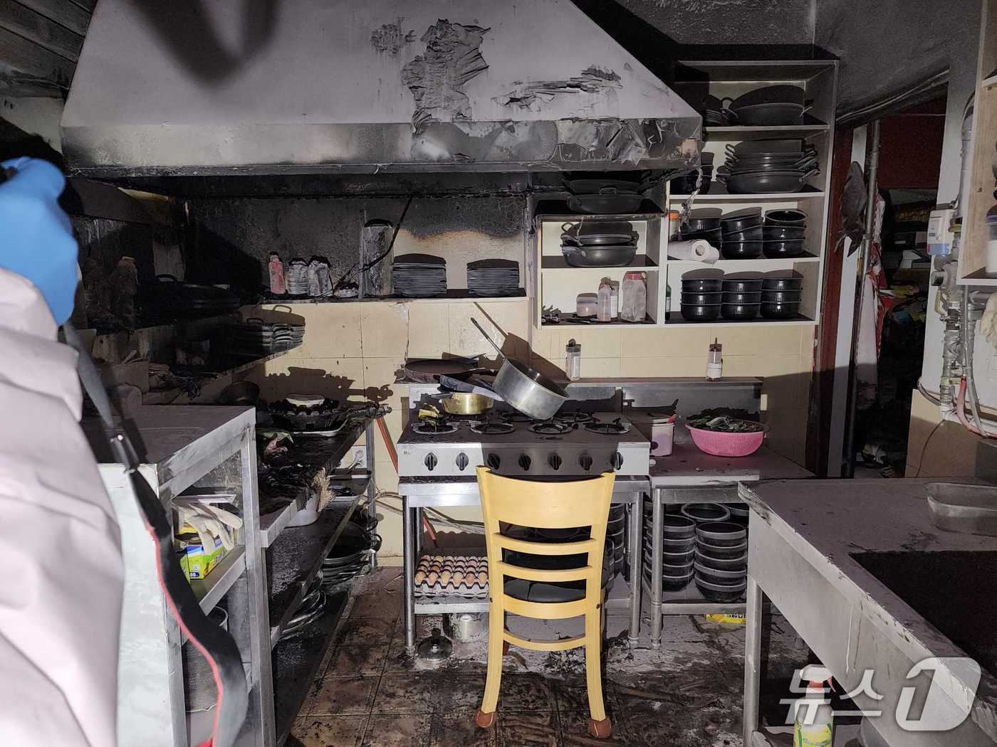 6일 밤 강원 영월군 영월읍 식당 주방 화재 현장.(강원도소방본부 제공, 재판매 및 DB 금지) 2026.4.7/뉴스1