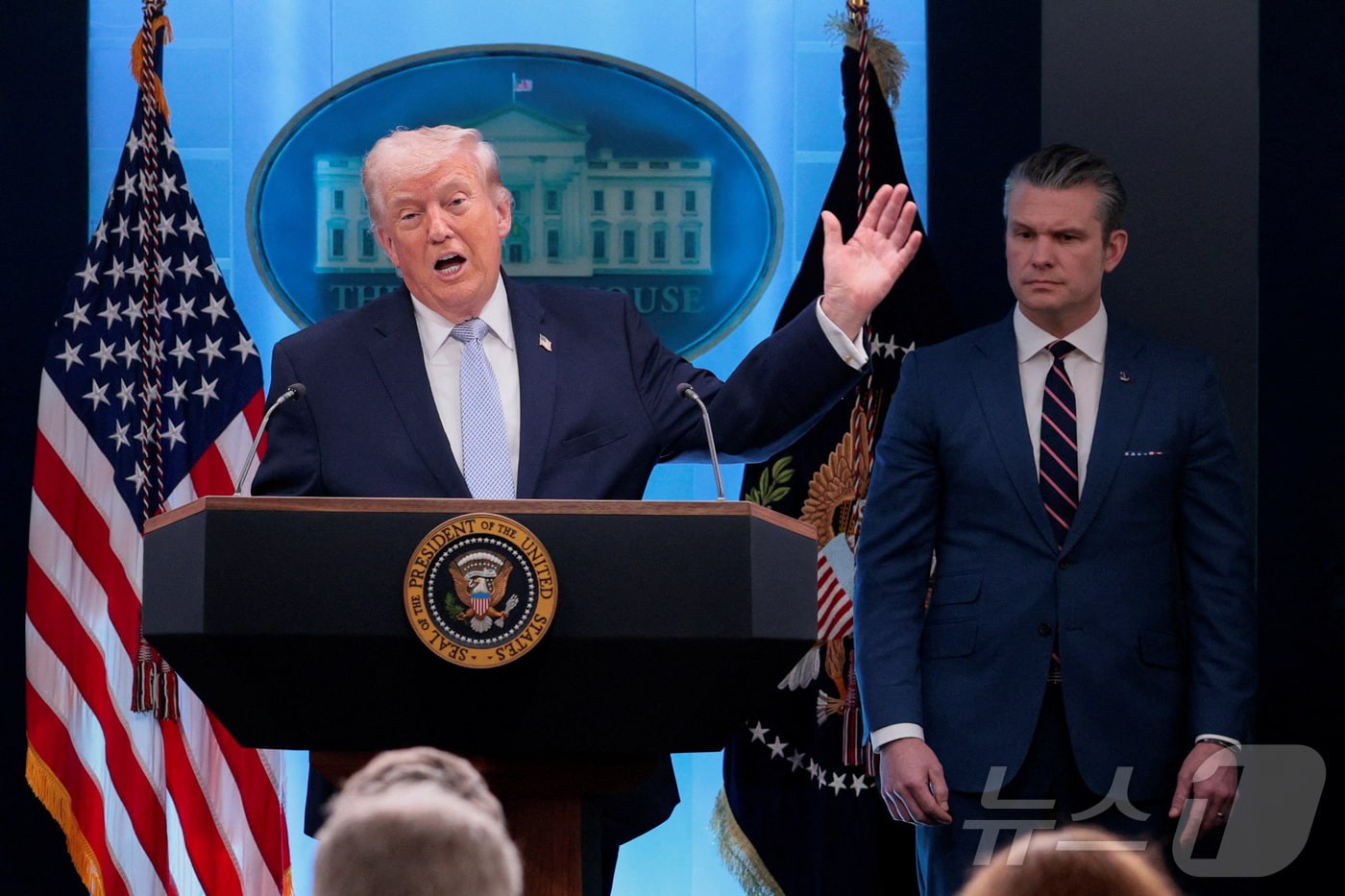 도널드 트럼프 미국 대통령이 6일(현지시간) 워싱턴DC 백악관에서 기자회견을 열고 이란에 의해 격추된 F-15E 전투기 장교 구출 작전에 대한 브리핑을 하고 있다. 2026.04.06 ⓒ 로이터=뉴스1