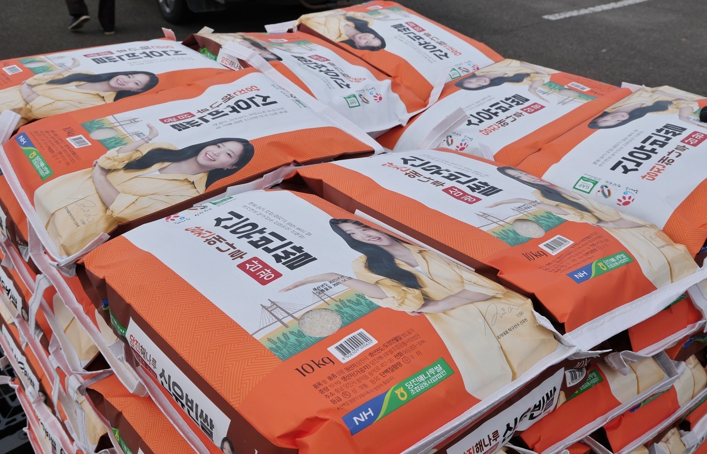 대형 트럭에 신유빈 쌀을 전달하는 장면.(매니지먼트GNS 제공)