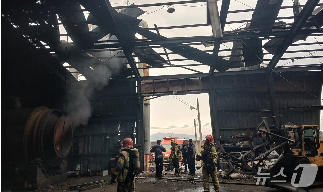 6일 오전 11시 10분쯤 폭발과 함께 불이 난 경북 칠곡군 약목면의 폐기물 재활용 시설에서 소방대원들이 진화 후 안전 조치를 하고 있다.(경북소방본부 제공. 재판매 및 DB 금지)2026.4.7/뉴스1