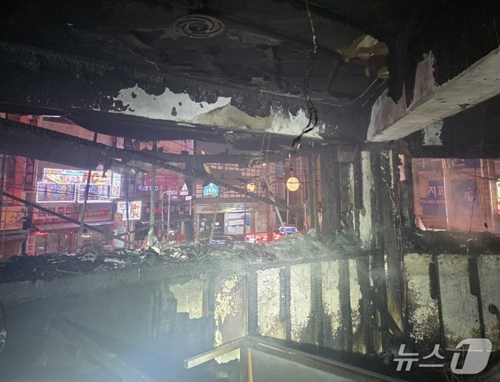 7일 오전 2시 37분쯤 인천시 남동구 구월동의 한 3층짜리 상가건물 2층 라이브카페에서 화재가 발생했다.(인천소방본부 제공. 재배포 및 DB금지)2026.4.7/뉴스1