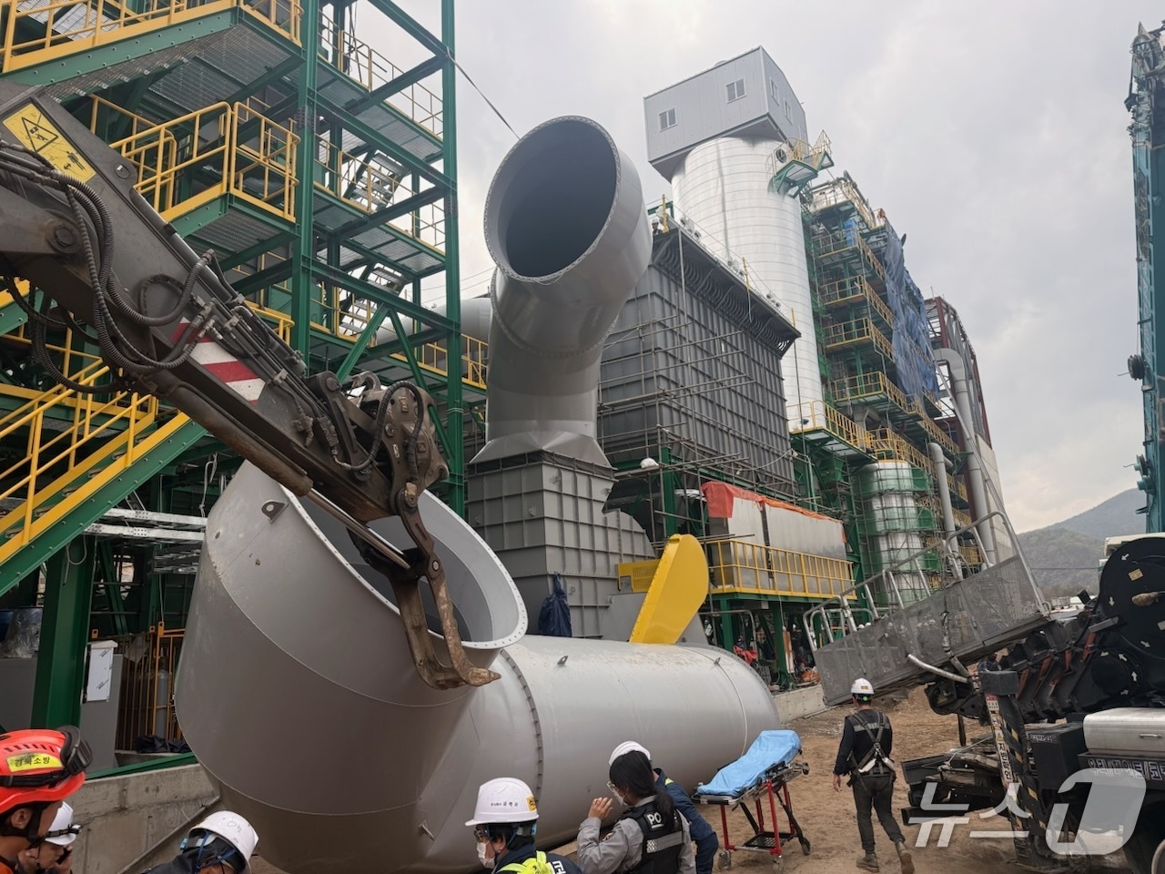 6일 오후 1시 45분쯤 경북 경주시 외동읍 제내리 소각로 배관 설치 공사 현장에서 작업 중인 고소작업차 바스켓 위로 약 2톤짜리 덕트가 추락해 구조대원들이 안전조치를 하고 있다.(경북소방본부 제공. 재판매 및 DB 금지)2026.4.7/뉴스1