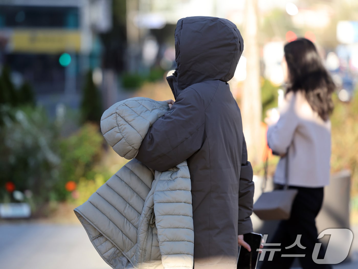 꽃샘추위가 찾아온 7일 오전 서울 광화문 사거리에서 출근길 시민들이 발걸음을 재촉하고 있다. 2026.4.7 ⓒ 뉴스1 황기선 기자