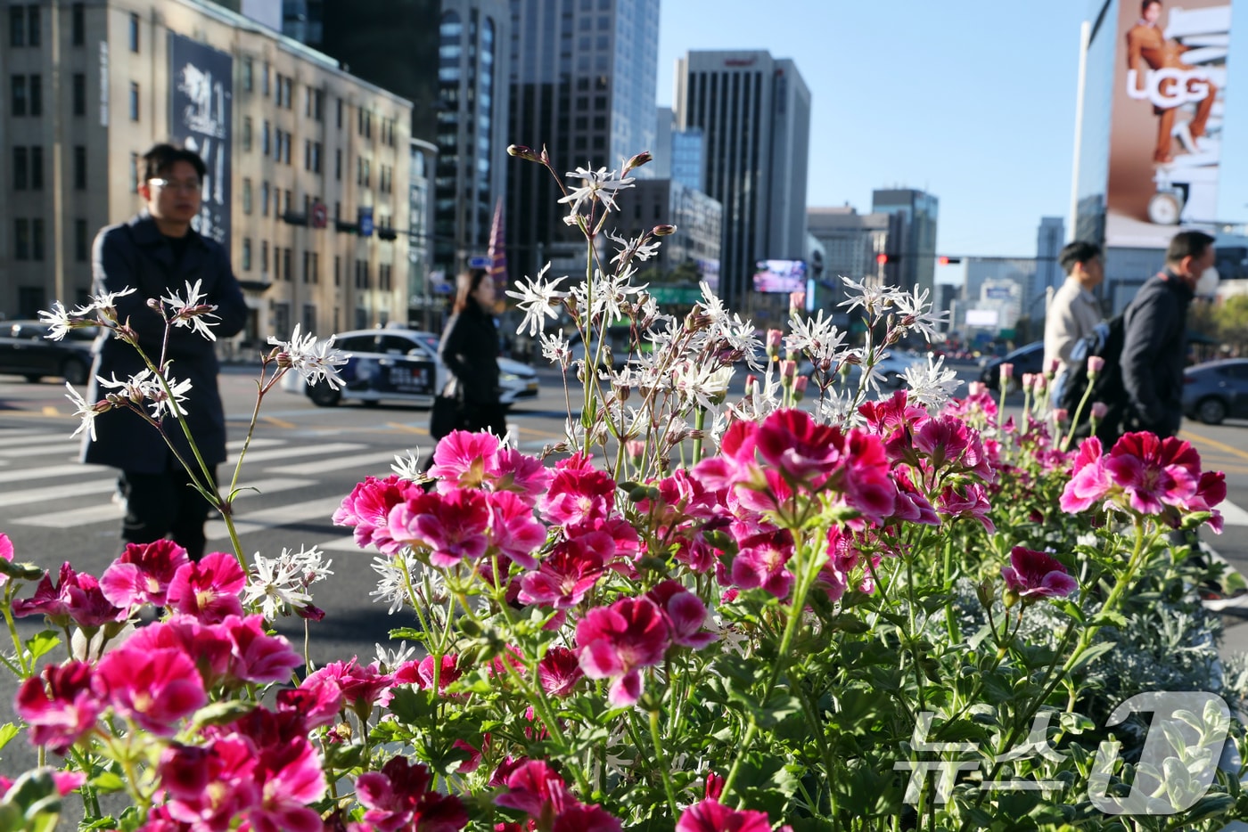 꽃샘추위가 찾아온 7일 오전 서울 광화문 사거리에서 출근길 시민들이 발걸음을 재촉하고 있다. 2026.4.7 ⓒ 뉴스1 황기선 기자
