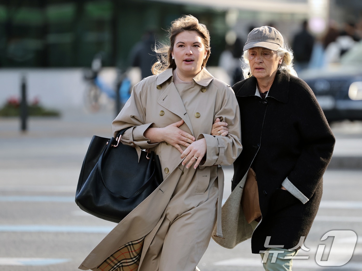 꽃샘추위가 찾아온 7일 오전 서울 광화문 사거리에서 외국인 관광객들이 발걸음을 재촉하고 있다. 2026.4.7 ⓒ 뉴스1 황기선 기자