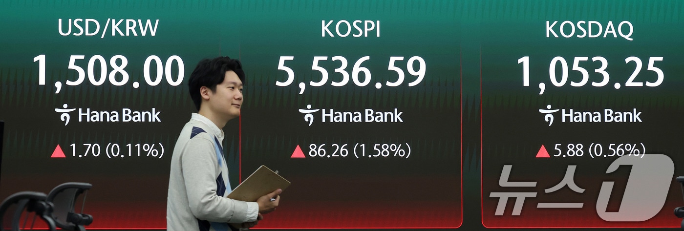 코스피 지수가 휴전 기대감과 삼성전자 어닝 서프라이즈에 힘입어 상승 출발한 7일 서울 중구 하나은행 딜링룸 현황판에 증시 시황이 표시되고 있다. ⓒ 뉴스1 박지혜 기자