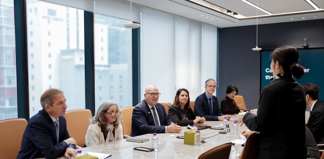 서범석 대표 등 루닛 관계자들이 6일 서울 강남구 루닛 본사에서 프랑스 총리실 산하 투자총괄국(SGPI) 브뤼노 보넬 사무총장(왼쪽에서 세번째) 등 사절단과 협력 방안을 논의하고 있다. (루닛 제공)