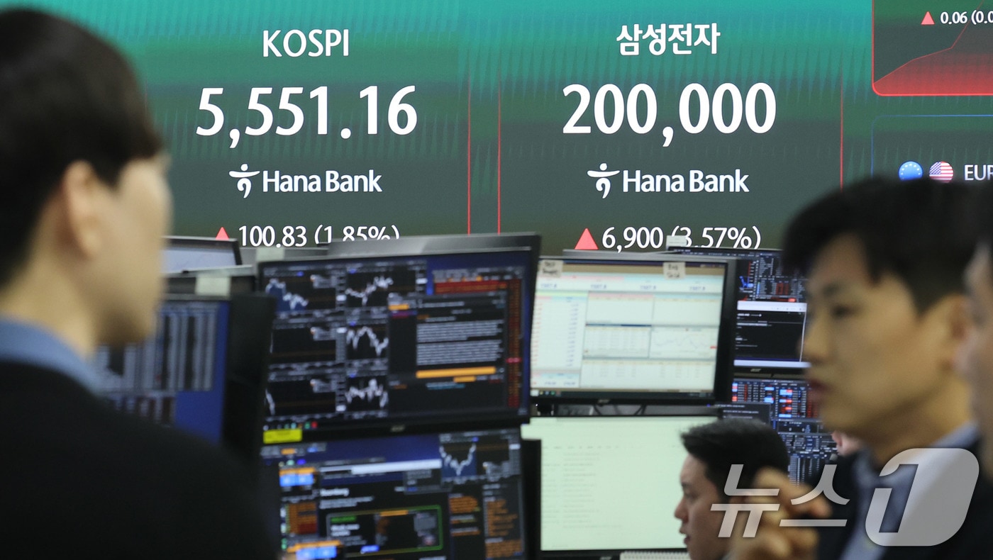 코스피 지수가 휴전 기대감과 삼성전자 어닝 서프라이즈에 힘입어 상승 출발한 7일 서울 중구 하나은행 딜링룸 현황판에 증시 시황이 표시되고 있다. 2026.4.7 ⓒ 뉴스1 박지혜 기자
