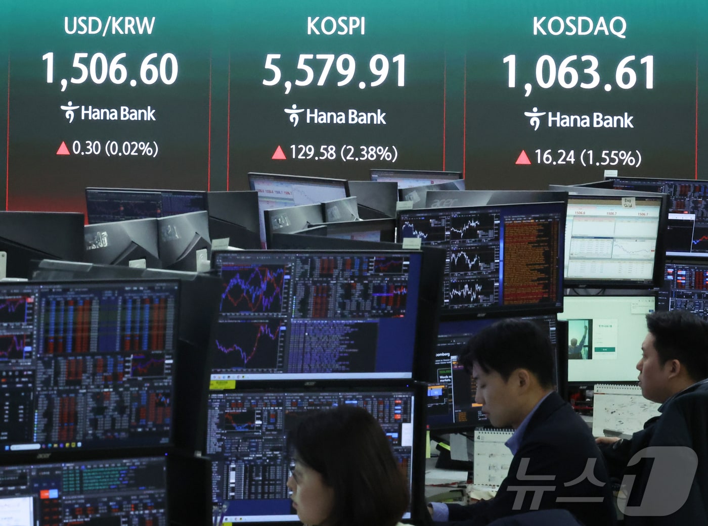코스피와 코스닥이 동반 상승 출발한 7일 오전 서울 중구 하나은행 딜링룸 현황판에 환율·코스피·코스닥 지수가 표시되고 있다. 2026.4.7 ⓒ 뉴스1 이종수 인턴기자