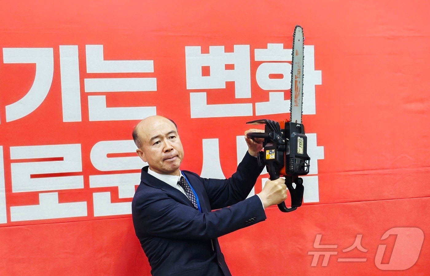 6·3 지방선거 대구시장 경선에서 컷오프(공천 배제)된 김한구 전 현대자동차 노동조합 대의원이 7일 대구 수성구 국민의힘 대구시당에서 기자회견을 열어 무소속 출마 의지를 밝힌 뒤 이재명 정부가 추진하는 사법개혁을 비판하고, 국민의힘 쇄신을 촉구하는 퍼포먼스를 하고 있다. 2026.4.7 ⓒ 뉴스1 남승렬 기자