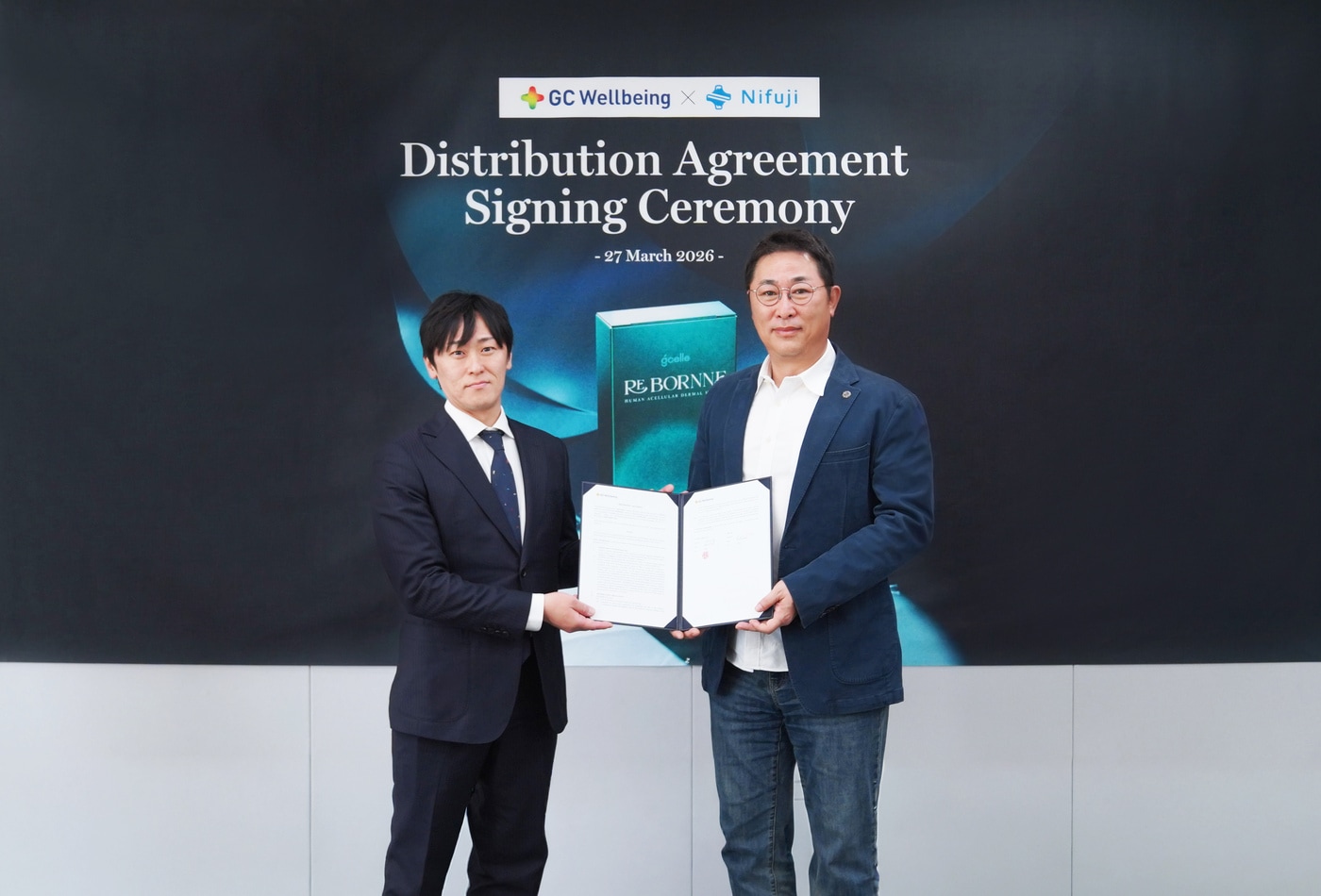 MOU 체결 후 세리머니 촬영 중인 케이타 고도(Keita Goto) 니후지 대표(좌), 김상현 GC녹십자웰빙 대표. (GC 제공)