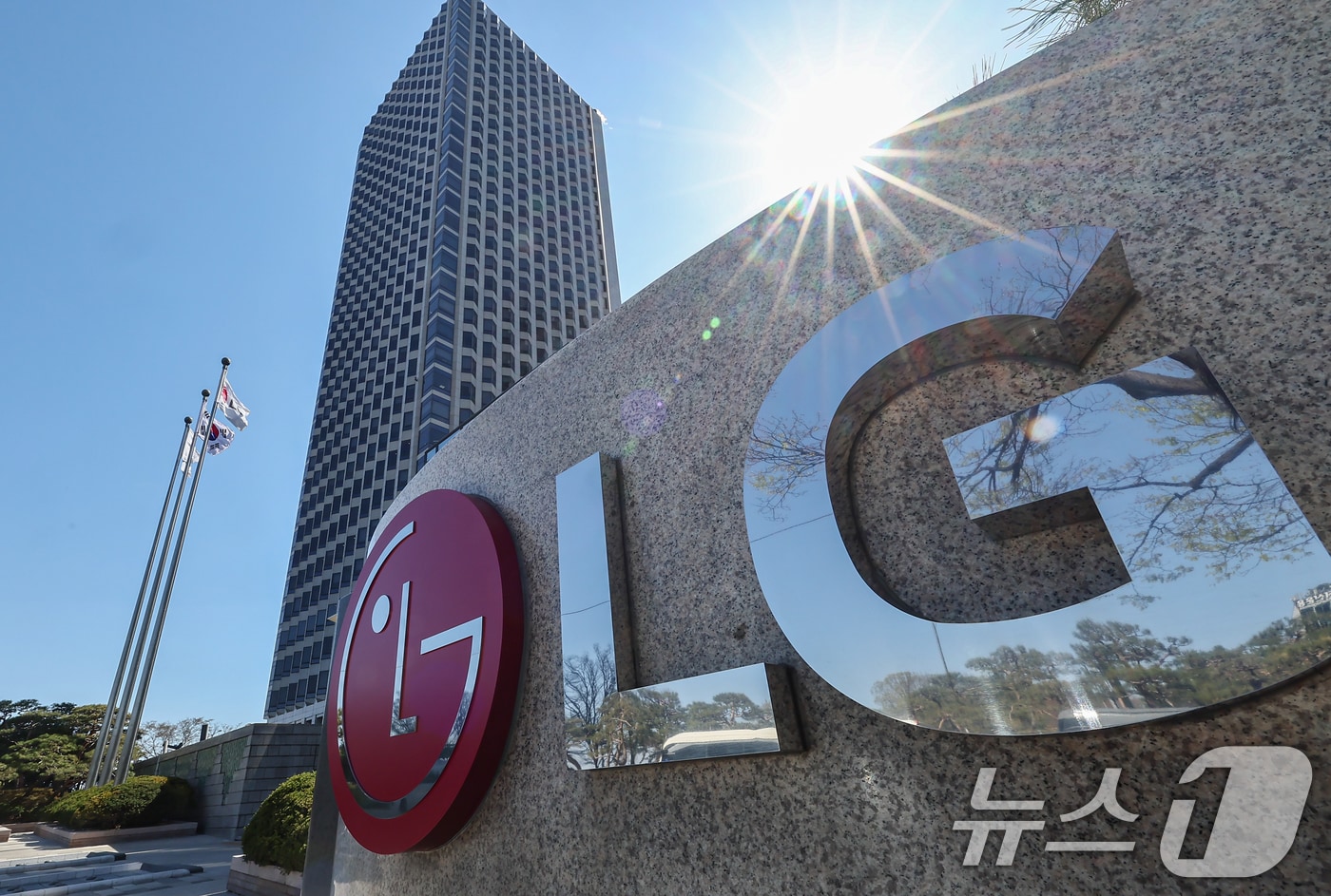  서울 여의도 LG트윈타워의 모습. 2026.4.7 ⓒ 뉴스1 김도우 기자