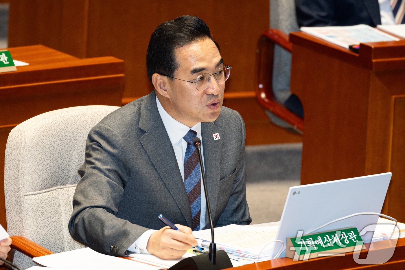 박홍근 기획예산처 장관이 7일 서울 여의도 국회에서 열린 제434회 국회(임시회) 예산결산특별위원회 제1차 전체회의에서 의원 질의에 답하고 있다. 2026.4.7 ⓒ 뉴스1 유승관 기자