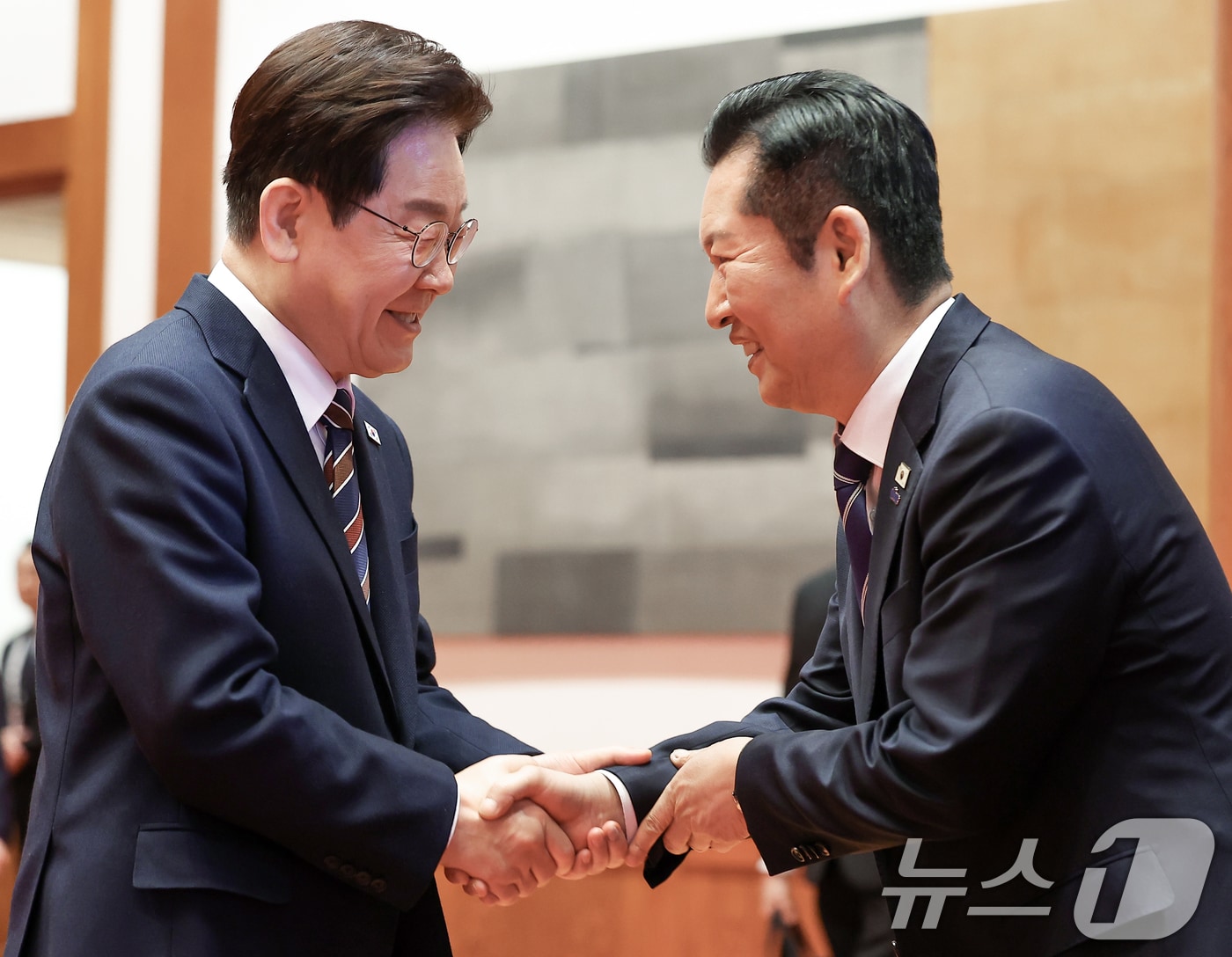 이재명 대통령과 정청래 더불어민주당 대표가 7일 청와대에서 열린 여야정 민생경제협의체 회담 및 오찬에서 악수하고 있다. (청와대통신사진기자단) 2026.4.7 ⓒ 뉴스1 이재명 기자