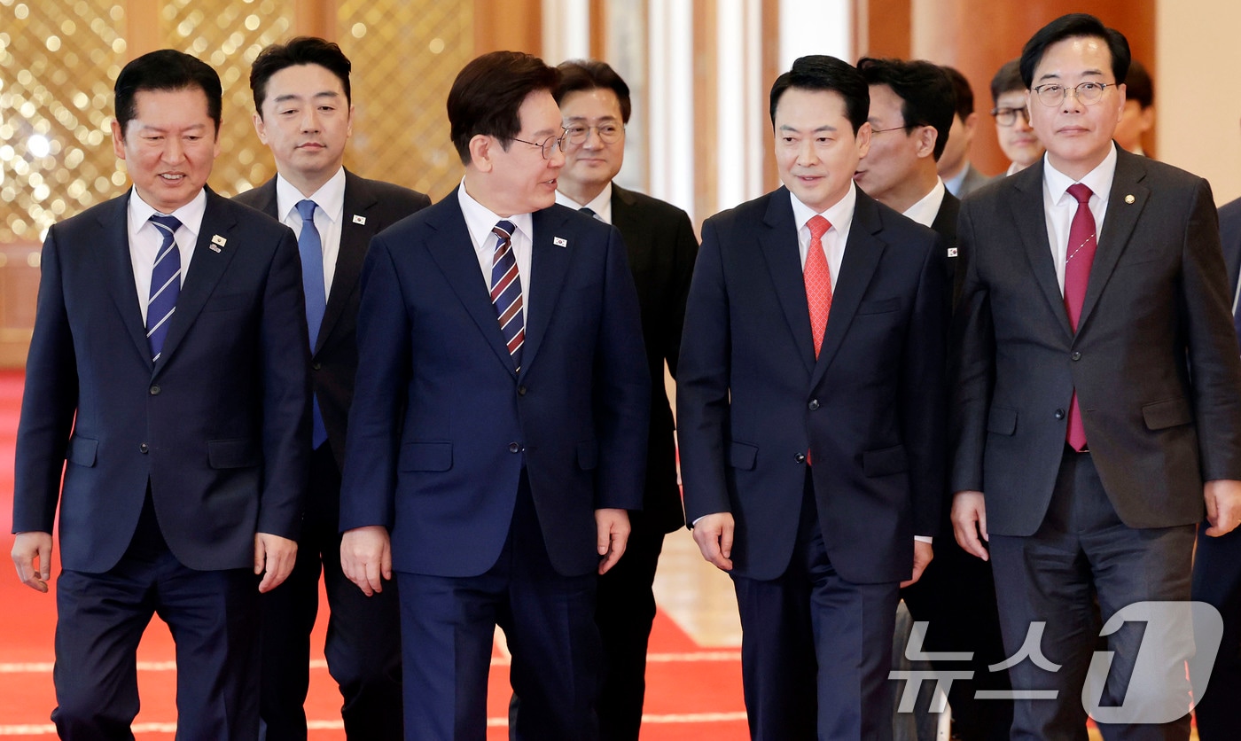 이재명 대통령과 정청래 더불어민주당 대표, 장동혁 국민의힘 대표가 지난 7일 청와대에서 열린 여야정 민생경제협의체 회담 및 오찬에 입장하고 있다. (청와대통신사진기자단) 2026.4.7 ⓒ 뉴스1 이재명 기자