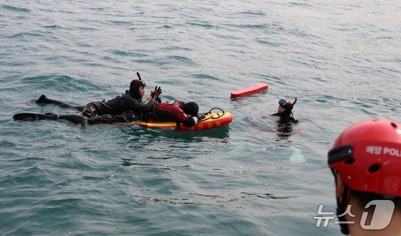 경북 포항해양경찰서가 파출소 직원들의 구조 역량 강화를 위해 구조 기법 전수 훈련을 실시하고 있다. 포항시 북구 영일만항 앞바다에서 구조훈련을 하고 있는 해경 대원들.(포항해양경찰서 제공, 재판매 및 DB금지) 2026.4.7/뉴스1