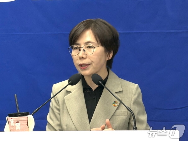 국주영은 전주시장 예비후보가 7일 전주시청에서 기자회견을 갖고 '전주형 손주돌봄 수당' 도입에 대해 설명하고 있다./뉴스1