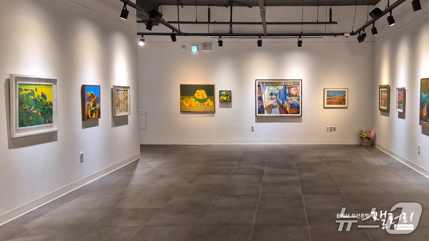 오는 13일까지 열리는 전미선 개인전 '그리운 곳에 대한 이야기' 모습 (부산은행 제공. 재판매 및 DB금지)