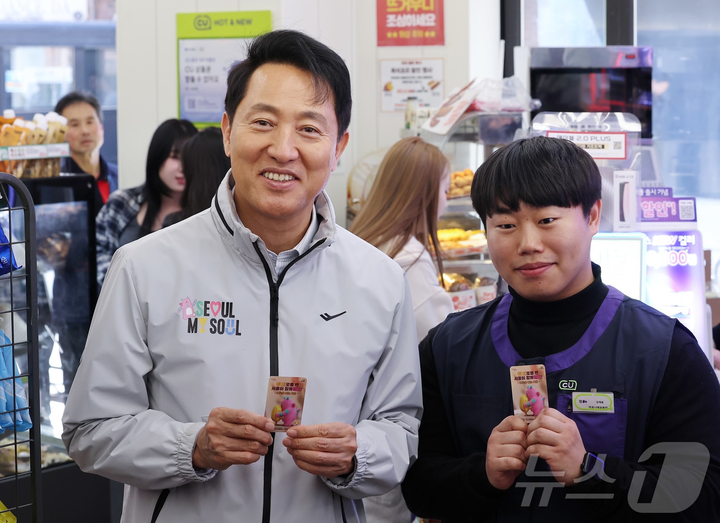 오세훈 서울시장이 서울 종로구 CU 마로니에 공원점을 방문해 고립 은둔 청년 도움 정보를 담은 '외로움 없는 서울' 포토카드를 들어보이고 있다. 2026.4.7 ⓒ 뉴스1 김성진 기자